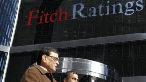 Fitch coloca a El Salvador junto a Ucrania por “probable incumplimiento” de pago