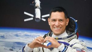 Astronauta Frank Rubio lanza mensaje desde el espacio en inicio de Serie Mundial