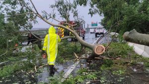 Huracán Fiona azota Puerto Rico y lo deja a oscuras y con ríos desbordados