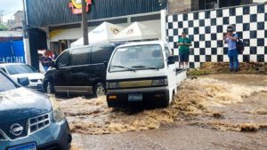 FOTOS y VIDEOS: Lluvias generadas por tormenta tropical Ian causan inundaciones en calles de Santa Ana
