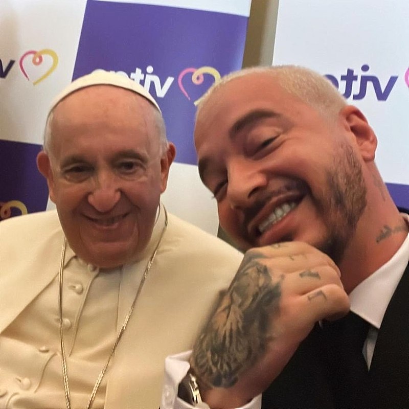 J. Balvin y el papa Francisco