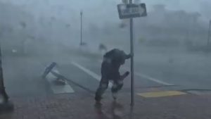 VIDEO: Meteorólogo quedó atrapado en medio de tormenta ocasionada por huracán Ian en Florida, EEUU