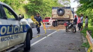 Motociclista choca contra camión varado sin señalización en San Miguel