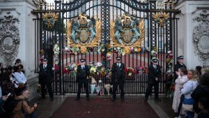 VIDEO: Británicos rinden tributo a la reina Isabel II frente al palacio de Buckingham