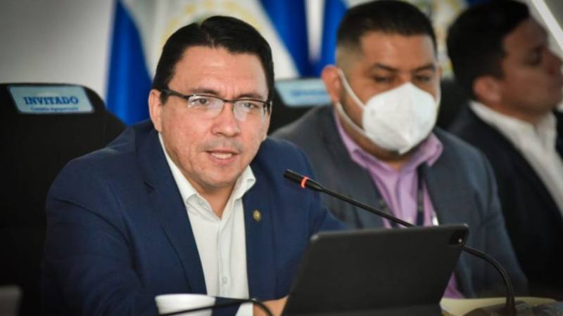 Inspectores de la Defensoría del Consumidor verifican prácticas financieras durante la temporada de aguinaldos en El Salvador.