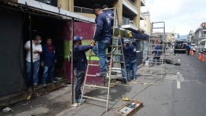 Alcaldía desaloja a unos 500 vendedores en el centro de San Salvador