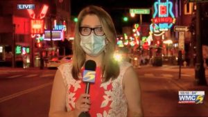 VIDEO: Momento en el que reportera se derrumba al  informar en vivo sobre tiroteo en Tennessee