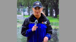 Huracán Ian: Reportera cubre micrófono con un preservativo durante transmisión y se hace viral