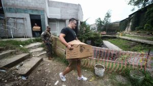 Residentes de Brisas de San Francisco evacuan sus hogares