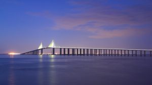 Impactante video del puente Sunshine Skyway de Tampa a punto de inundarse por el paso de Ian