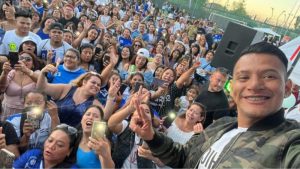 "¡Lo lograste!": The King Flyp ovacionado por sus fans en concierto en Europa