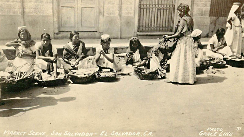 Escena de las calles de San Salvador de mujeres indígenas ofreciendo sus productos. Es una postal de la empresa Grace Line. Fue enviada desde San Salvador hacia Estados Unidos en 1931. Foto de colección privada.