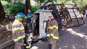 Accidente de camión con gas propano deja dos lesionados; “voy sin frenos”, logró gritar conductor