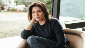 Alexandra Lytton Regalado: la escritora en la entrada a Relinquenda
