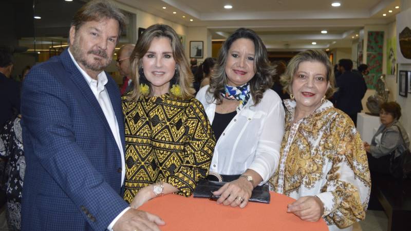 El presidente de la Cámara de Comercio e Industria de El Salvador, Luis Cardenal (i), y su esposa Julia Regina de Cardenal, fueron parte de los asistentes a la inauguración de la exposición. Foto/Cortesía