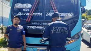 VIDEO: Capturan a motorista de ruta 29 que hizo giro sobre separadores en bulevar del Ejército
