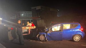 Accidente deja a conductor inconsciente al chocar con rastra en Acajutla