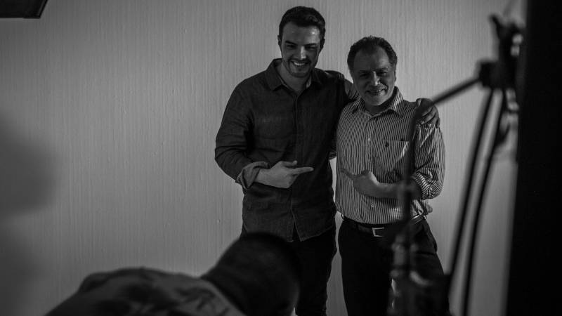 El artista y presentador Henry Urbina con el director Jorge Ávalos, detrás de cámaras. Foto: cortesía / Jorge Ávalos