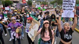 "Mírame bien porque puedo ser la próxima". Protestan contra feminicidios en Ecuador