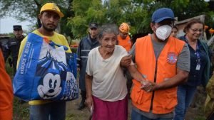 "Mejor prevenir que lamentar". Realizan las primeras evacuaciones en Conchagua por tormenta Julia