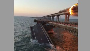 Las impactantes imágenes de la explosión de un enorme puente que dejó al menos tres muertos en Crimea