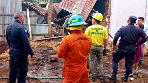 Joven resultó lesionado al caerle muro en colonia de Sonsonate