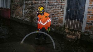 Seis viviendas quedaron inundadas en la colonia San Antonio, de Mejicanos