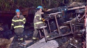 Incendios destruyen una cohetería y vivienda de láminas en La Libertad y Cuscatlán