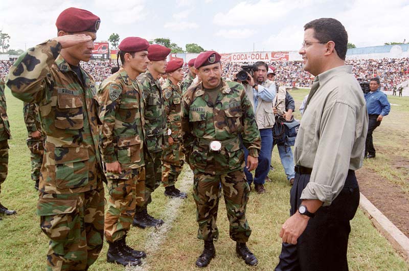 Julio 1999. El expresidente Francisco Flores saluda a militares en el estadio Óscar Quiteño durante las fiestas patronales de Santa Ana. Foto Antolín Escobar