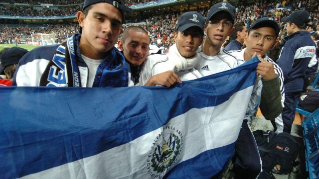 Salvadoreños portan la insignia de la Champions en partido del Real