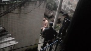 VIDEO: Hombre fue capturado tras hacer escándalo y andar desnudo en apartamentos de Mejicanos