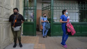 Colegio Médico respalda a doctores despedidos por denunciar carencias en el ISSS