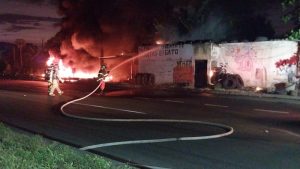 Quema de basura provoca incendio en carretera hacia Acajutla
