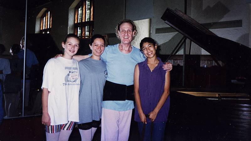Irina Flores (segunda a la izquierda) junto al bailarín inglés y maestro del Royal Ballet David Howard. Foto: cortesía / Ballet de El Salvador 