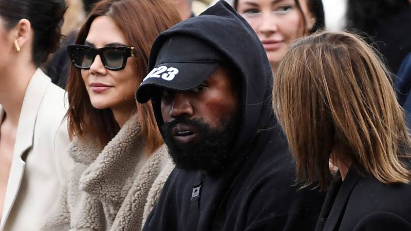 Kanye West fue captado en el desfile de Givenchy Spring-Summer 2023, el pasado 17 de octubre, en París, Francia. Foto / AFP