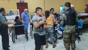 Rescatan a cuatro adultos y tres niños que cayeron de una lancha en el Puerto de Acajutla