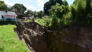 Cárcava empieza a “tragarse” escuela en la colonia Santa Eduviges, Soyapango