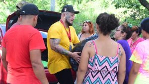 Mauricio Pineda, el tatuador migueleño que reparte víveres a damnificados por la tormenta Julia