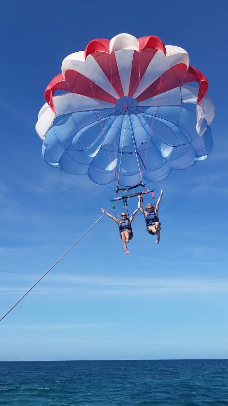 En El Salvador también puedes practicar del parasailing, como en otros destinos turísticos tan populares como Aruba. Foto/Shutterstock