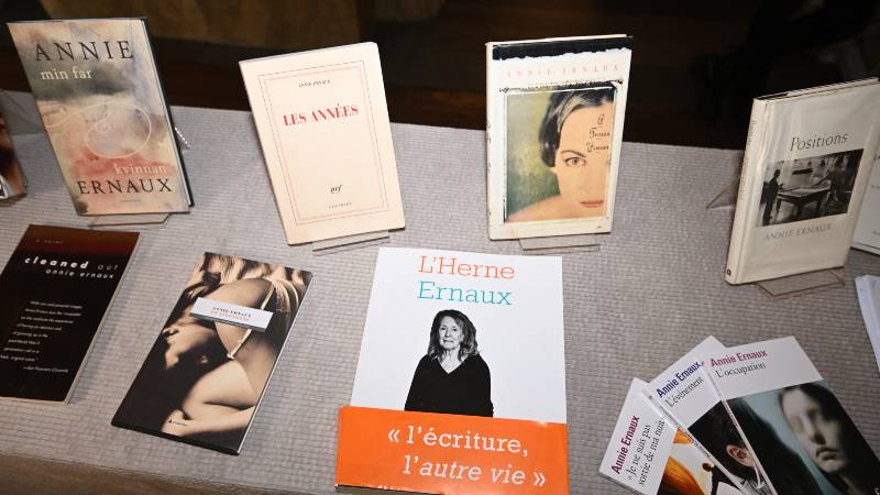 Los libros de la autora francesa Annie Ernaux se exhiben en la Academia Sueca después del anuncio de que Ernaux es el ganador de este año del Premio Nobel de Literatura 2022. Foto/AFP