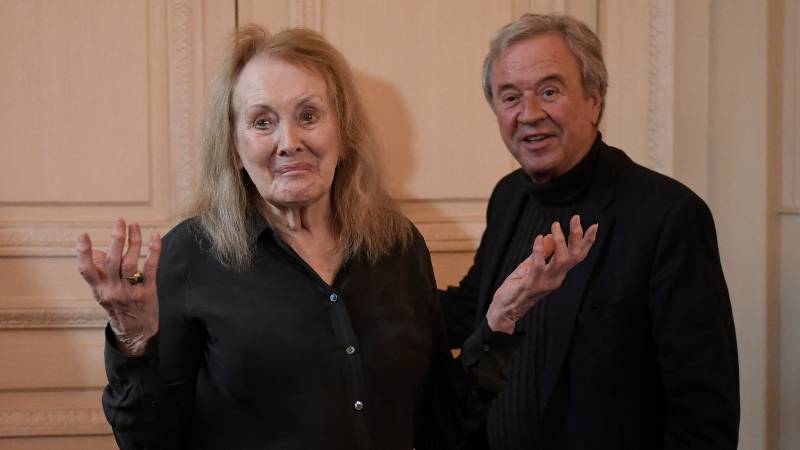 La autora francesa Annie Ernaux, junto al presidente de Gallimard Antoine Gallimard, reacciona durante una conferencia de prensa después de ganar el Premio Nobel de Literatura 2022. Foto/AFP