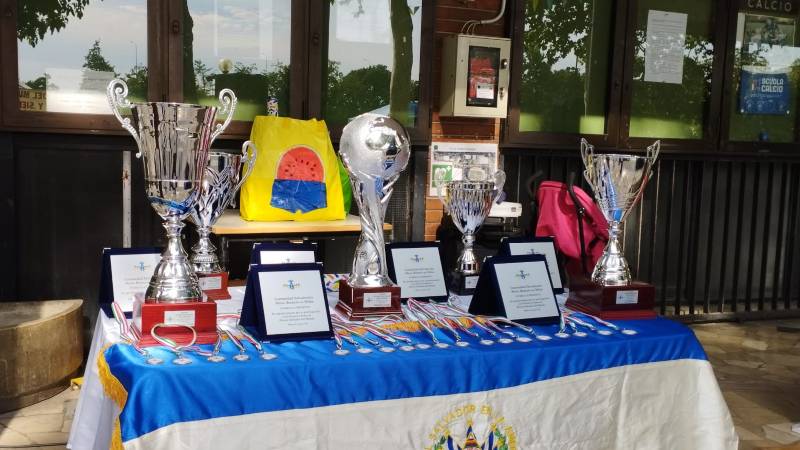 Medallas y trofeos para premiar al ganador del torneo de Fútbol Divino Salvador del Mundo. Foto: Fabrizio Berard