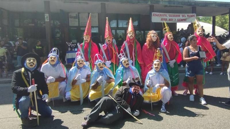 Bailarines de "Moros y Cristianos", baile tradicional del departamento de Chalatenango, en Italia Foto: Fabrizio Berard