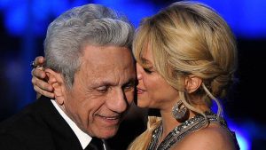 Shakira confirma el ingreso de su padre en una clínica privada