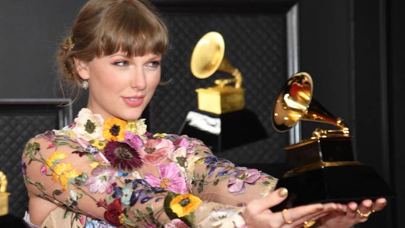 En esta foto cortesía de The Recording Academy, Swift, ganadora del premio Álbum del año por "Folklore", posa en la sala de prensa durante la 63.ª entrega anual de los premios GRAMMY en el Centro de Convenciones de Los Ángeles, el 14 de marzo de 2021. Foto: Archivo/AFP