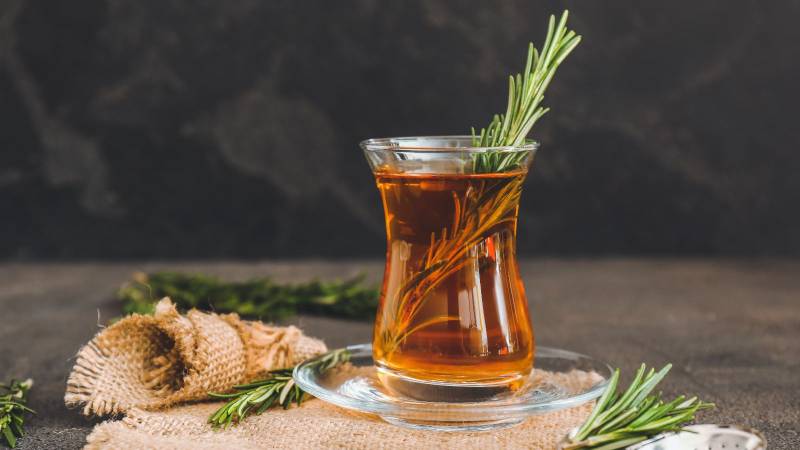 El te de romero sin azúcar añadida puede ser un excelente sustituto de un jugo o bebida carbonatada. Foto/Shutterstock