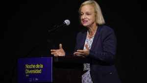 La embajadora de la Unión Europea abandona Nicaragua cercada por la Policía