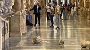 Turista estadounidense rompe esculturas del Vaticano porque no lo dejaron ver al Papa