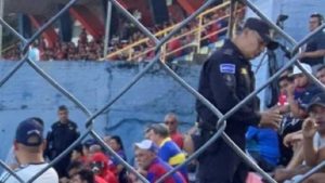 Capturan a policía por agredir aficionados en el estadio de Santa Ana