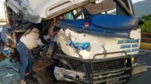 Un muerto y 11 pasajeros de microbús 101-D lesionados tras chocar contra una rastra